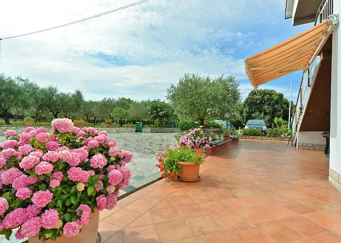 & Tanja 1552 Guest house